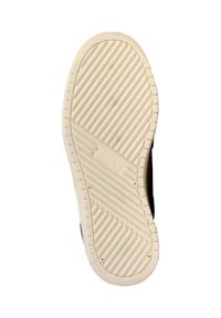 Skoens yttersula har ett strukturerat, ribbat mönster i off-white gummi, med präglad märkning och en slät kantdesign.