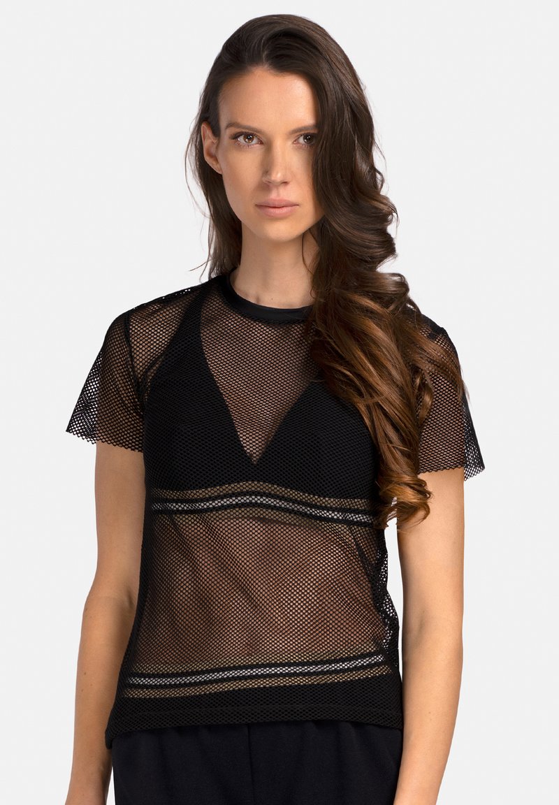 Czarny siateczkowy t-shirt z krótkim rękawem, z warstwowym wzorem i trójkątnym wzorem wycięcia na klatce piersiowej. Teksturowany wygląd.