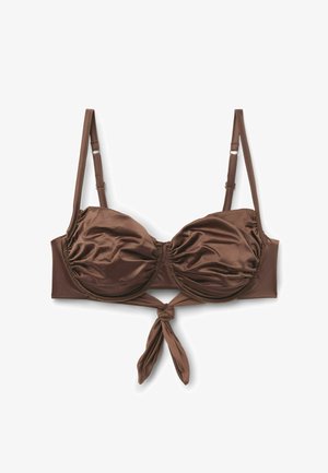 Brązowy satynowy top bikini z marszczonymi miseczkami, regulowanymi ramiączkami i wiązaniem z przodu na białym tle.