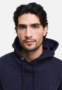 GANT EMBOSSED - Jersey con capucha - evening blue