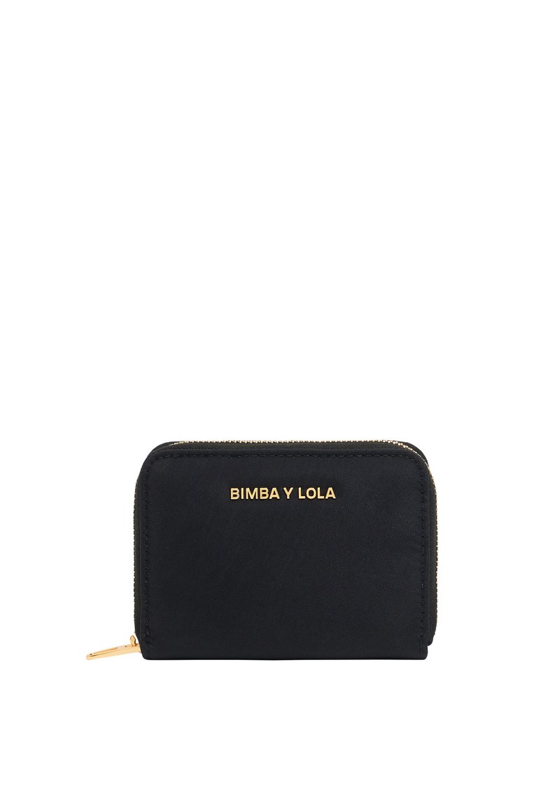 Cartera negra con cremallera y letras doradas "BIMBA Y LOLA". Hecha de material suave, presenta una forma rectangular y un diseño minimalista.