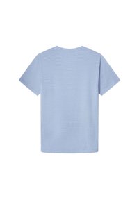 Vaaleansininen lyhythihainen t-paita, jossa on huomaamaton vaakasuora raidoitus, näkyy takaa valkoista taustaa vasten.