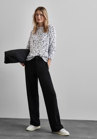Street One FLAUSCHIGES MIT PRINT - Strickpullover - weiß