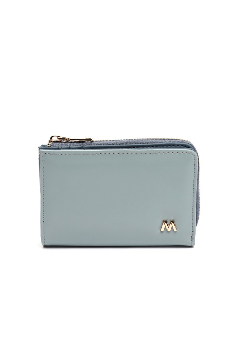 Portafoglio in pelle azzurro chiaro con chiusura a zip, dotato di un sottile logo "M" in oro sul fronte. Texture liscia e forma rettangolare.