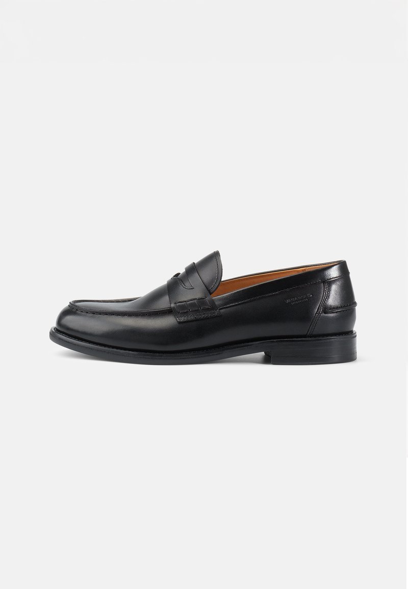 Svarta läderloafers med rund tå, präglade detaljer på ovansidan och en slät yta; har en låg klack och en flexibel sula.