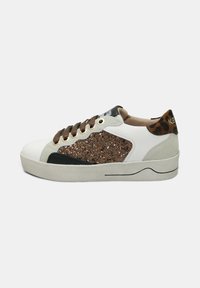 Sneaker bianca con un pannello laterale glitterato in bronzo, dettagli neri, lacci marroni e tallone con motivo animale. Presenta una suola in gomma testurizzata.