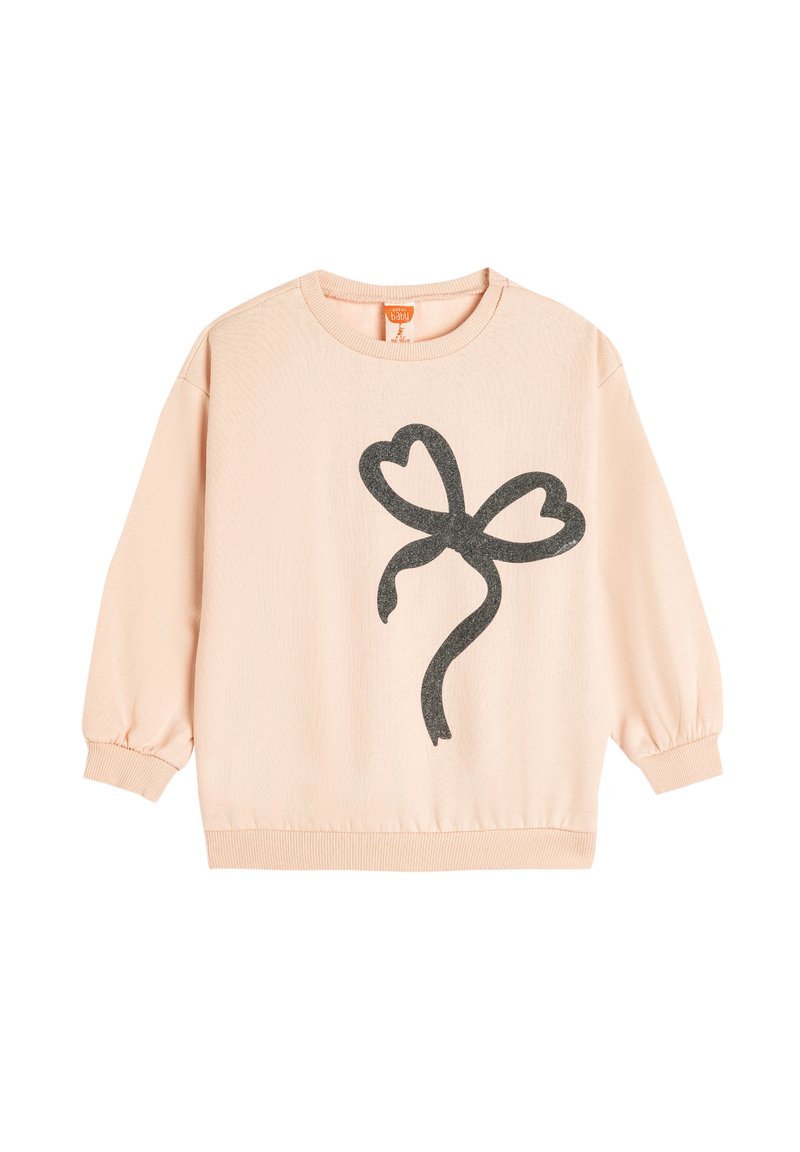 Felpa rosa chiaro, texture morbida, vestibilità rilassata, con una grafica a forma di cuore con fiocco nero glitterato sul davanti, polsini a costine e orlo.