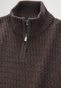 Brauner Strickpullover mit einem halben Reißverschlusskragen, strukturiertem Rautenmuster und geripptem Hals. Weiches, wollähnliches Material. Metall-Reißverschlussgriff.