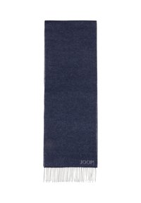 Diepblauwe sjaal gemaakt van zachte stof met franjes aan de randen. Heeft een subtiele textuur en een klein, geborduurd logo aan één zijde.