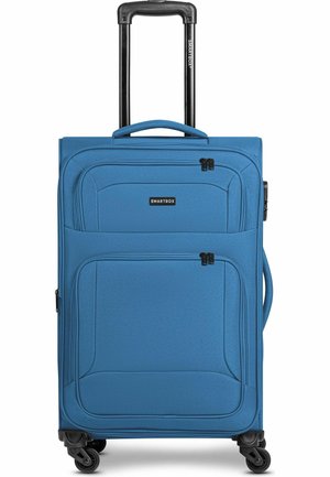 Valise souple rigide bleue avec poignée télescopique, deux poches zippées à l'avant, poignées latérale et supérieure, et quatre roues pivotantes.