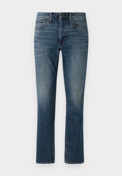 Jeans in denim blu scuro con gamba dritta. Caratteristiche includono tasche frontali, chiusura con bottone e un leggero sbiadimento vicino alle cosce.
