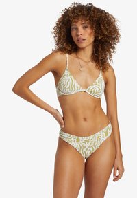 Bikini set met een groen-wit zebra patroon, gemaakt van lichtgewicht stof. Driekhoektop met dunne bandjes en een lage taille.