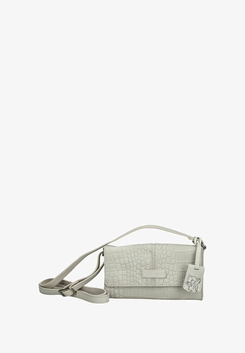 Hellgraue Handtasche mit Krokodilstruktur, rechteckiger Form, metallischem Magnetverschluss und abnehmbarem Tragegurt mit einem kleinen Akzentanhänger.