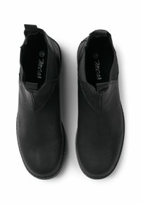 Botas de tobillo negras hechas de cuero texturizado con paneles laterales elásticos y lengüetas de agarre. Suela lisa con un diseño de punta redonda.