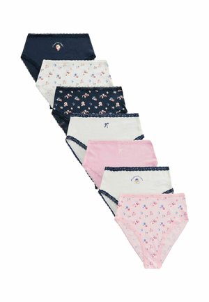 Sedem párov dámskych bavlnených nohavičiek s vysokým pásom v námorníckej modrej, bielej a ružovej farbe s kvetinovými potlačami a čipkovaným lemom, usporiadaných do diagonálnej línie.