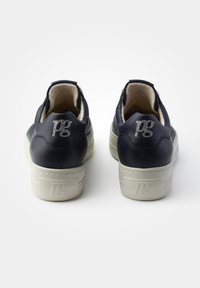 Dunkelblaue Ledersneaker mit strukturiertem Finish, weißer Gummisohle und silberner Logodetailierung an der Ferse. Slipper-Design mit gepolstertem Kragen.