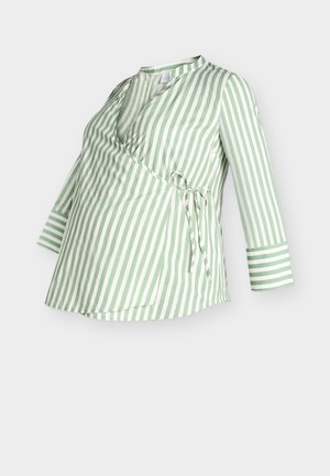 Zelena i bijela prugasta trudnička bluza s preklopnim dizajnom, dugim rukavima i vezicom u struku. Izrađena od lagane tkanine.