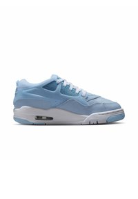 Helle blaue Sneaker mit Obermaterial aus Wildleder und Mesh, weißen Schnürsenkeln, einer sichtbaren Luftpolsterung in der Sohle und einer Gummisohle mit strukturiertem Muster.
