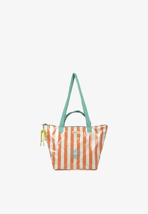 Bolsa de mano a rayas naranja y blanca con asas color azul verdoso, texto "bella vita" y tirador de cremallera trenzado verde sobre un fondo blanco.