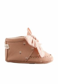 Weiche rosa Leder-Babyschuhe mit Blumenmuster, runder Form, gestickten Details und einem Stoffbogen auf der Vorderseite.