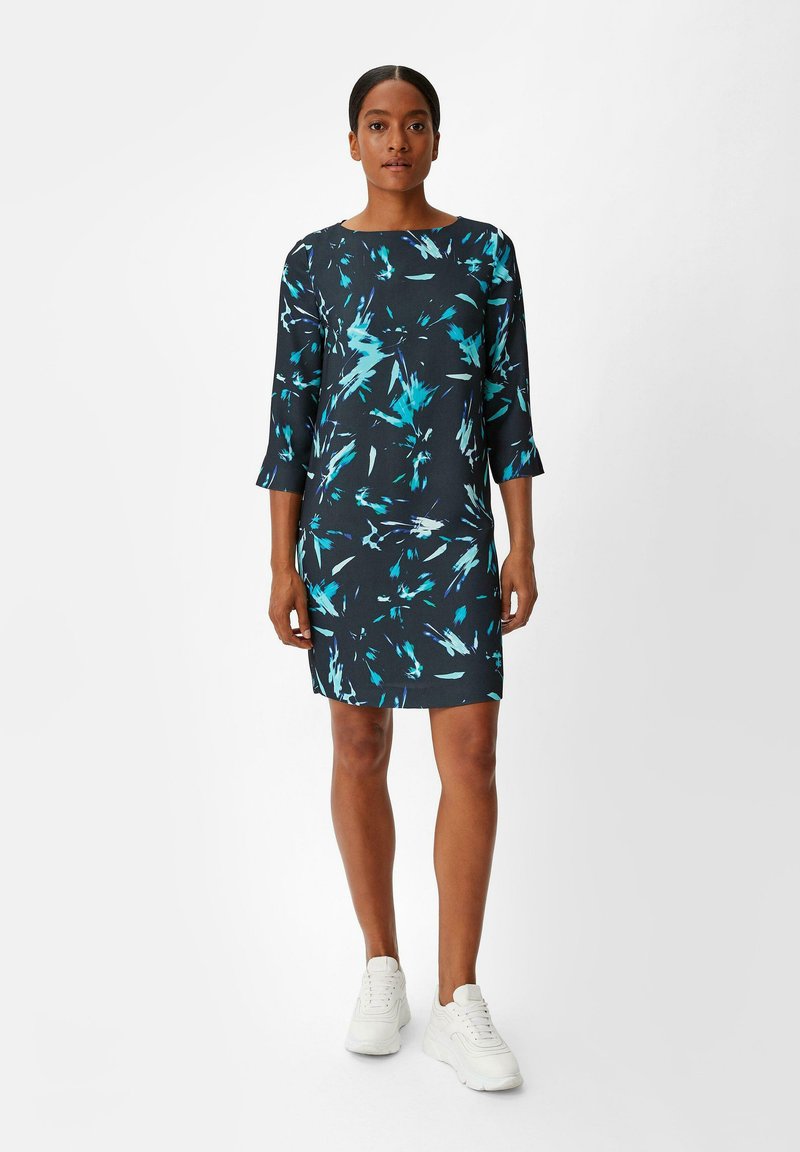 Korte mouwen, marineblauwe jurk met een abstract turquoise patroon. Gemaakt van een gladde stof, heeft het een klassieke ronde hals en een rechte snit.