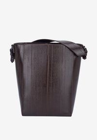 Brun læderhåndtaske med en struktureret finish, bred åbning og en enkelt skulderrem. Bemærkelsesværdige lodrette syninger som detaljer.