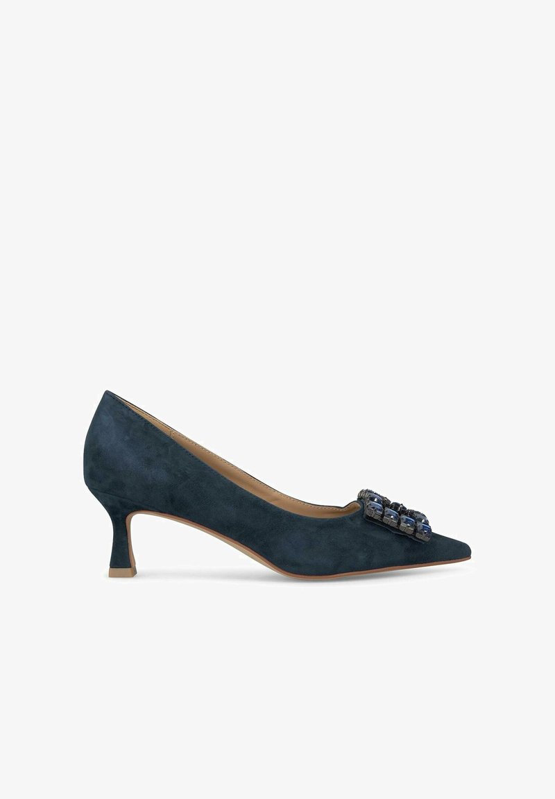 Teksturowany ciemnoniebieski zamszowy czółenek z ostrym noskiem i niskim obcasem typu kitten heel; zdobiony dekoracyjnym niebieskim kamieniem na cholewce.