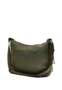 Borsone a tracolla verde oliva realizzato in tessuto nylon liscio; presenta una tasca con zip su un lato e una tracolla regolabile larga.