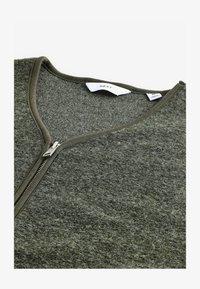 Ausgewählt, khaki green