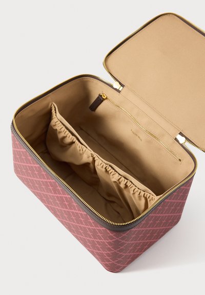 Ružová kozmetick�á taška so vzorom, so zipsovým zatváraním, béžovým vnútrom a elastickými vreckami na organizáciu. Doplnky zo zlatého kovu.