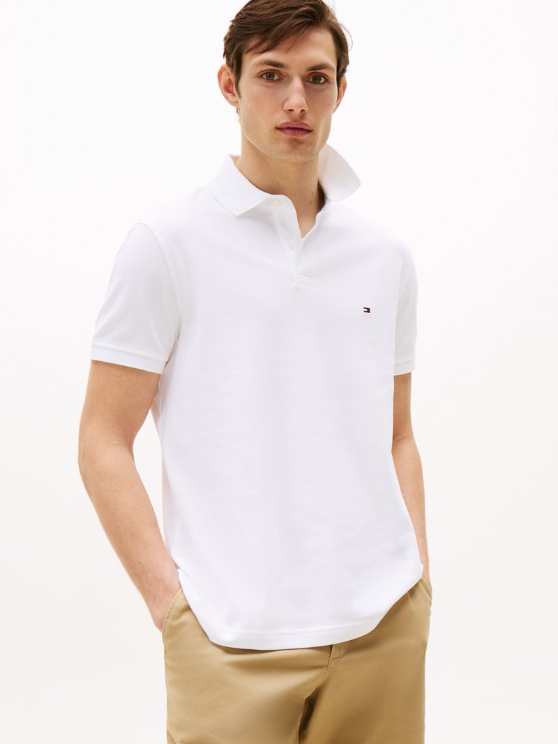 Witte polo met korte mouwen, gemaakt van katoen, met een placket met drie knopen en een klein logo op de linkerborst.