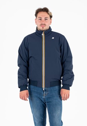 Marine bomberjack met een hoge kraag, gele en witte rits, ribgebreide manchetten en tailleband. Beschikt over een klein logo op de borst.