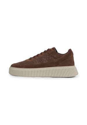 Bruine suède sneaker met gestructureerd krokodillenpatroon, vetersluiting en dikke geribbelde beige rubberen zool.