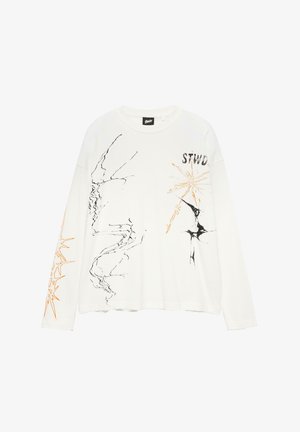 Biele tričko s dlhým rukávom, ktoré obsahuje čierno-oranžové grafické dizajny, vrátane abstraktných línií a textu "STWD", s uvoľneným strihom.