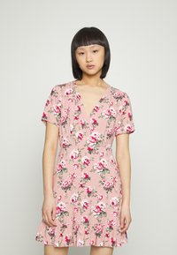 Vestido floral rosa com mangas curtas, decote em V e bainha rendada. Apresenta um padrão de rosas vermelhas e brancas com folhas verdes.
