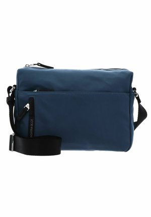 Sac bandoulière rectangulaire bleu marine avec sangle réglable noire et poche avant zippée sur fond blanc.