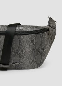 Grau schlangenmuster Gürtel Tasche mit strukturiertem Finish, schwarzem Reißverschluss und verstellbarem Riemen. Besitzt ein Logo-Label an der Seite.