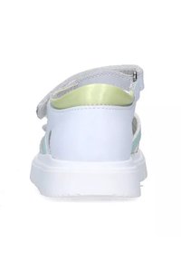 Sandalo bianco con una finitura liscia, caratterizzato da un'accento verde chiaro sul retro e una suola bianca leggermente curva. Fascia regolabile.