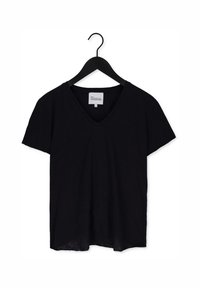Čierne, krátke rukávy, tričko s V-výstrihom vyrobené z mäkkej látky, s voľným strihom a rovnými okrajmi. Etiketa na vnútornom výstrihu.