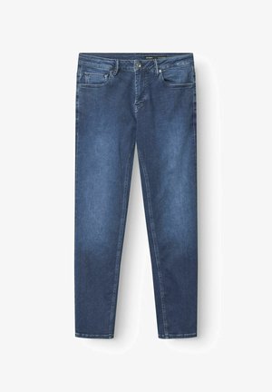 Moška slim-fit modra denim kavbojka s klasičnim pet-pocket dizajnom in gumbom za zapiranje na belem ozadju.