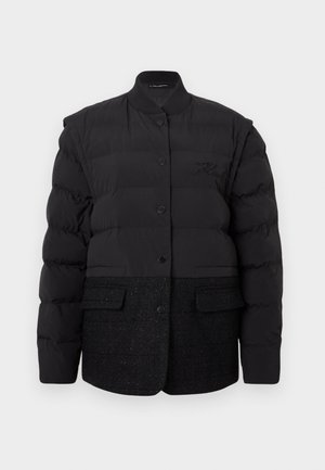 Μαύρο puffer μπουφάν με επενδυμένο επάνω μέρος και κάτω τμήμα από μείγμα μαλλιού. Διαθέτει γιακά, κλείσιμο με κουμπί και μπροστινές τσέπες.