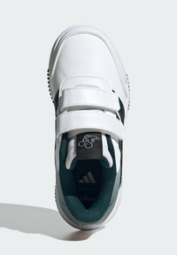 Biele športové tenisky s dvojitými suchými zipsami, zelenými sieťovanými akcentmi, čiernou podrážkou a jazykom so znakom rozprávkového charakteru. Textúrovaný syntetický zvršok.