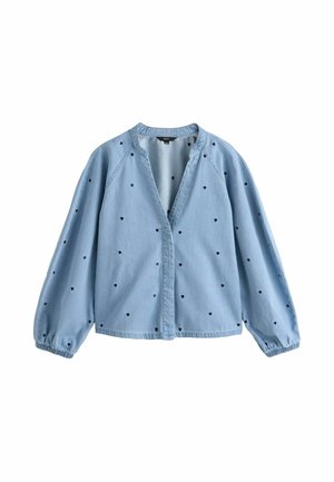 Lyseblå langærmet bluse med små mørke hjerte-mønstre, elastiske manchetter og V-udskæring, lavet af denim-lignende stof.