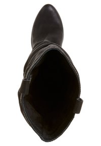 Czarne zamszowe kozaki do kolan z noskiem w szpic i miękkim, teksturowanym wykończeniem. Wyposażone w kontrastowe niebieskie przeszycia oraz boczne pętle ułatwiające zakładanie.