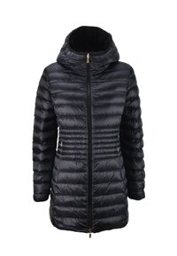 Zwarte pufferjack met een capuchon, voorzien van een ritssluiting aan de voorkant, een gewatteerd ontwerp en gouden hardware accenten. Gemaakt van glanzend, lichtgewicht materiaal.