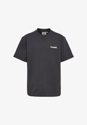 Ciemnoszary T-shirt z krótkim rękawem i okrągłym dekoltem, z małym białym logo „hummel” na lewej piersi oraz prążkowanym kołnierzem.