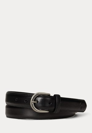 Ceinture en cuir noir avec boucle ovale argentée, bords cousus et petit logo embossé près de la pointe effilée, posée enroulée sur un fond blanc.