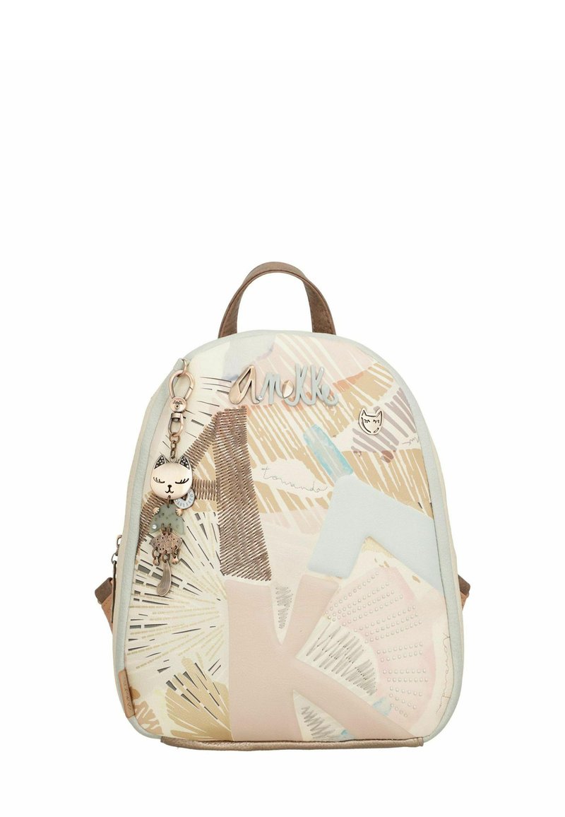 Kleiner, mehrfarbiger Rucksack mit geometrischen Mustern, aus weichem Material gefertigt. Enthält einen Katzenanhänger und einen strukturierten Akzent in der Nähe des Reißverschlusses.