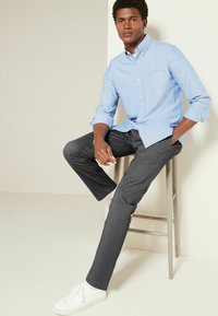 Next REGULAR FIT STRAIGHT LEG STRETCH - Chino - charcoal grey