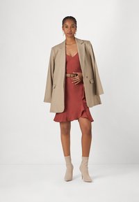 Vero Moda VMALVA SINGLET FRILL MINI DRESS  - Dnevna haljina - marsala